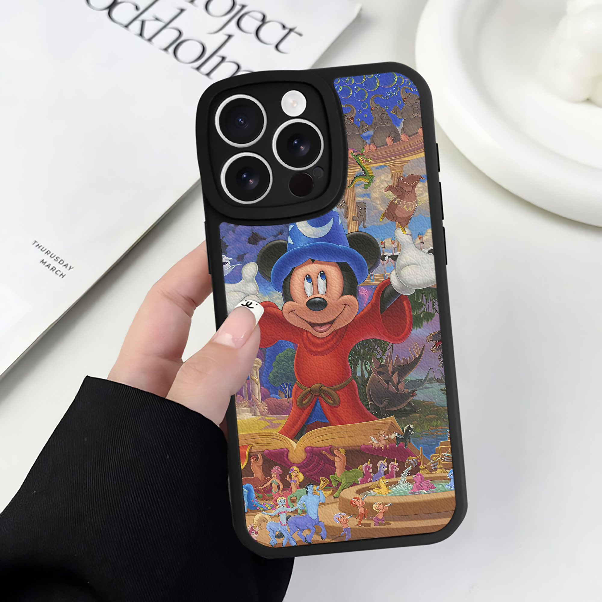 （画像用） ミッキーマウス Mickey Mouse 【iPhone 16シリーズ対応】シリコンスマホケース（レザー調） 材質：シリコン
